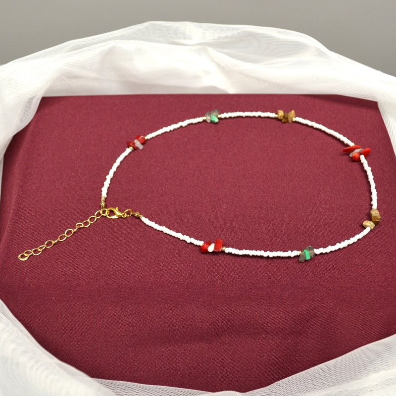 Vėrinys su akmenukais