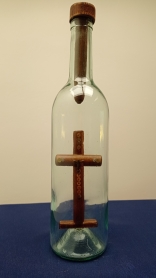 Cover image of Butelis su mediniu kryžiumi viduje